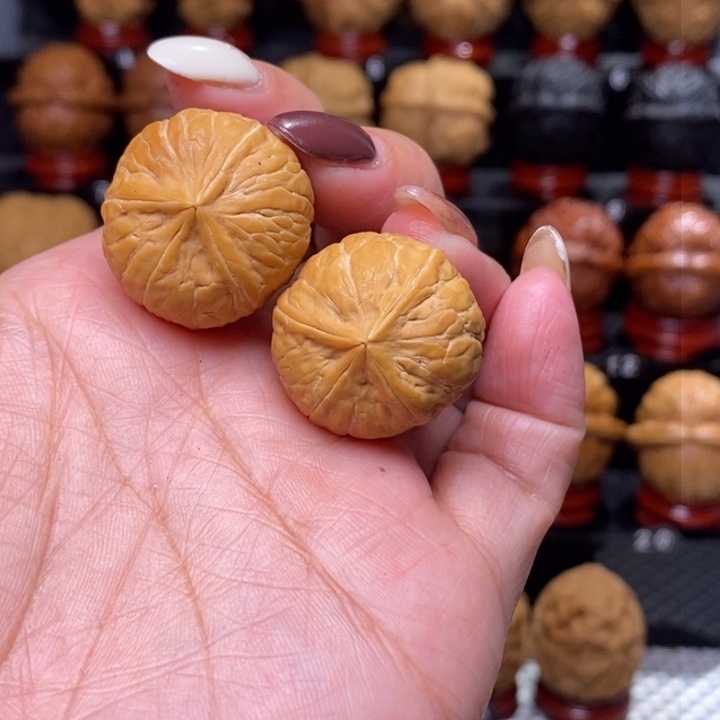 文玩核桃把件前**生手捻四棱…………01