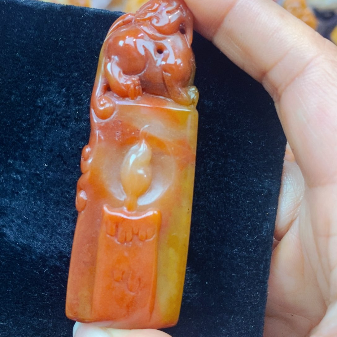 未镶嵌石英质玉（黄龙玉）颈饰