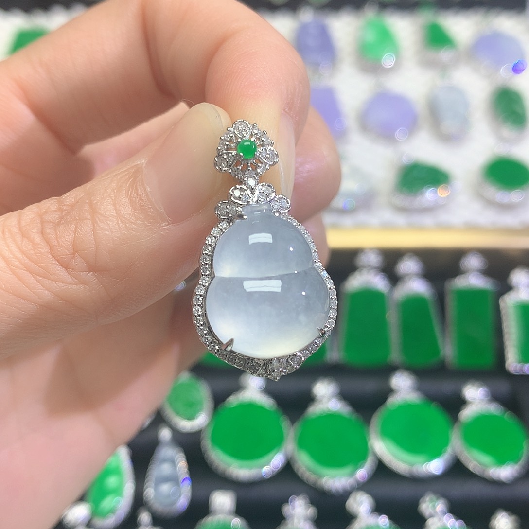 颈饰18K金镶嵌翡翠吊坠