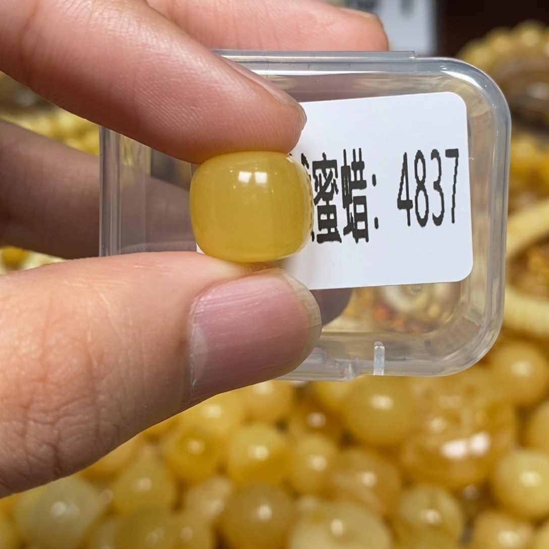 蜜蜡未镶嵌珠宝奇石4837