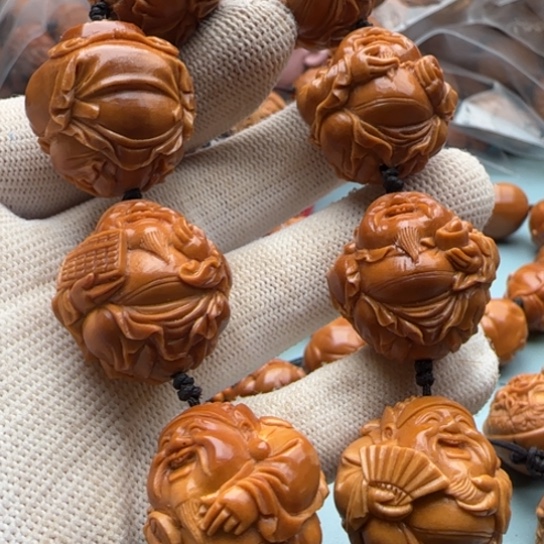 橄榄核吊坠我雕刻工艺