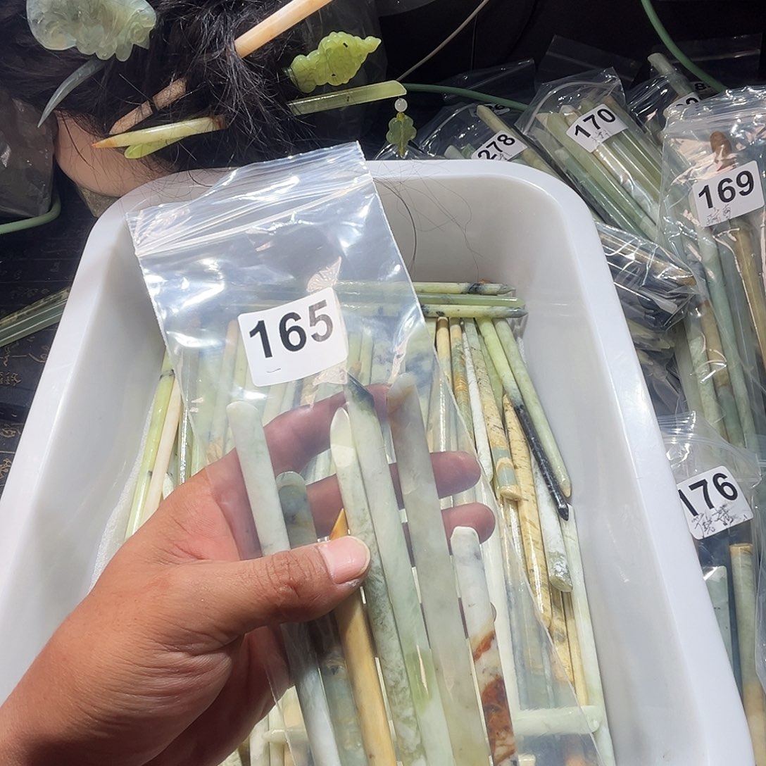 一***展蛇纹石玉未镶嵌颈饰