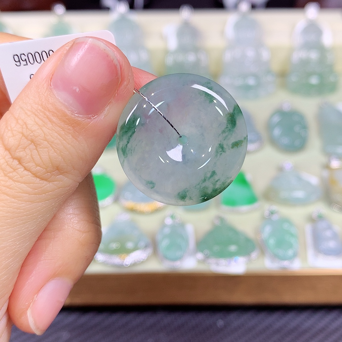 翡翠18K金镶嵌颈饰平安扣