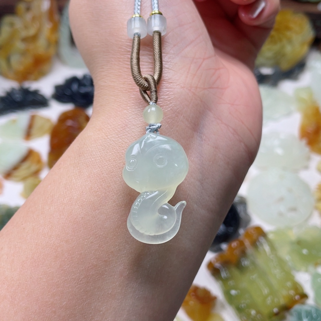 蛇纹石玉颈饰未镶嵌