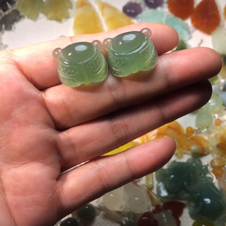 诸***商蛇纹石玉未镶嵌耳坠