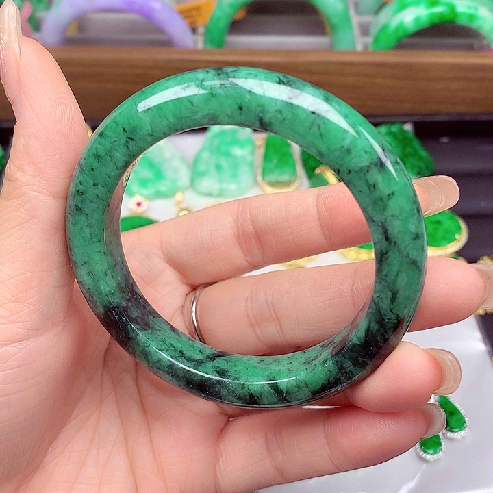 翡翠手镯未镶嵌翡翠