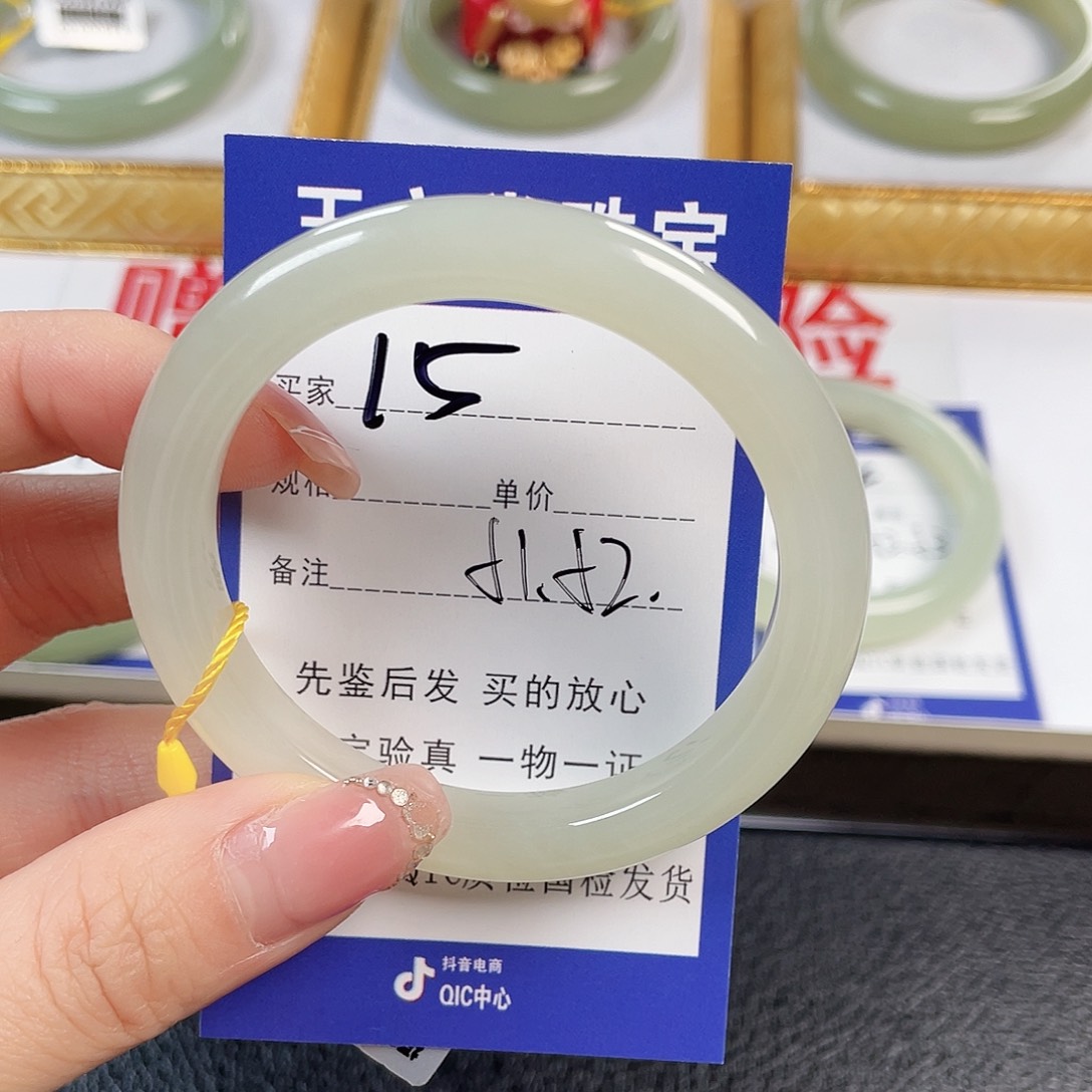 ᵕ***๓和田玉未镶嵌手镯
