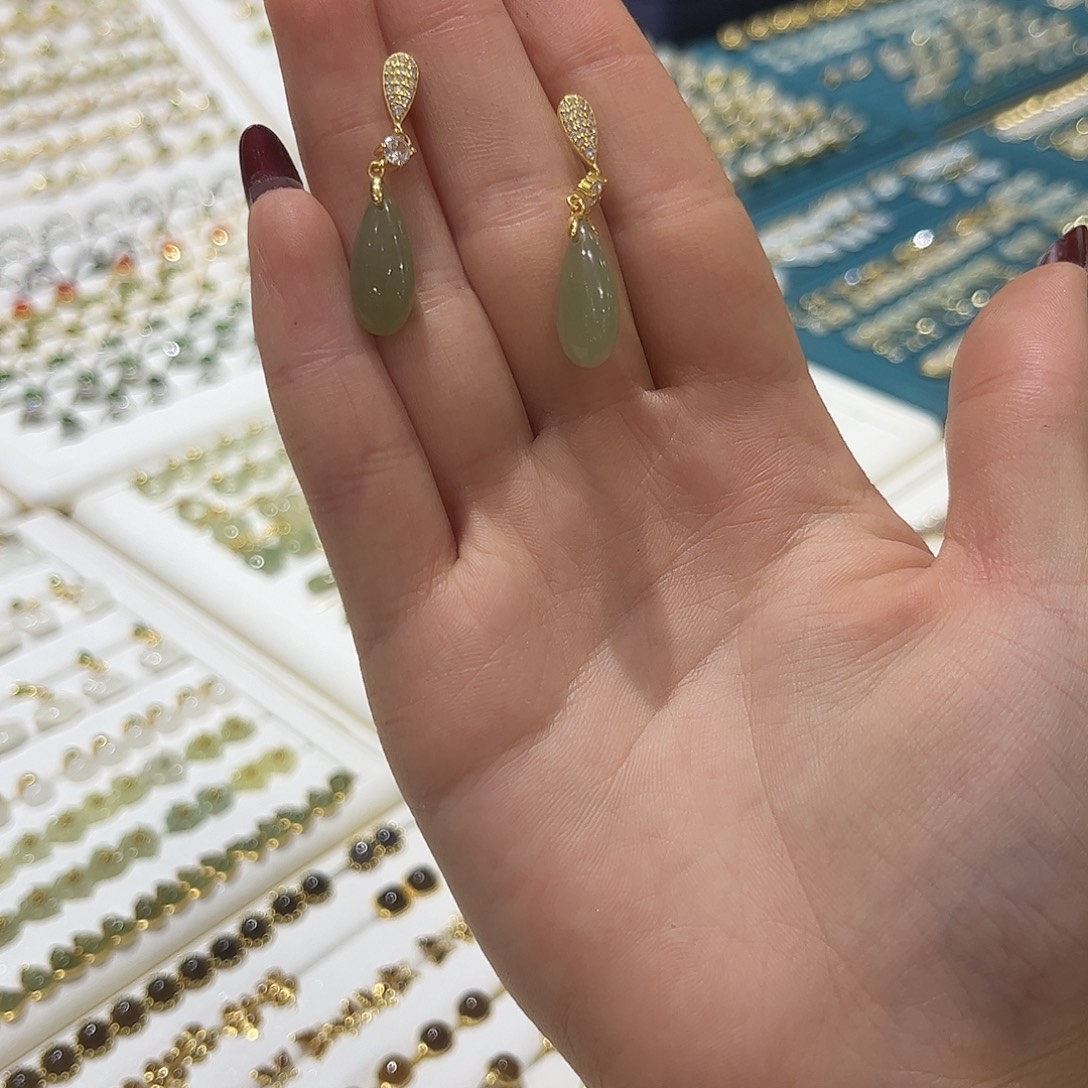 闻***兔和田玉银S925镶嵌耳饰不退不换