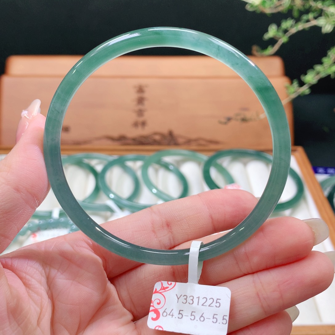 翡翠手镯未镶嵌天然