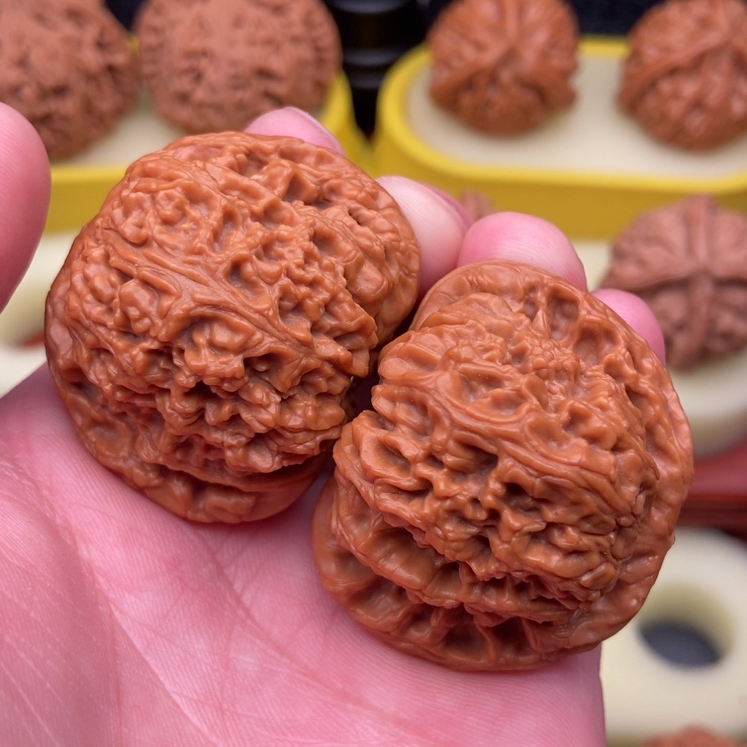 文玩核桃把件粗棱红皮南疆石43