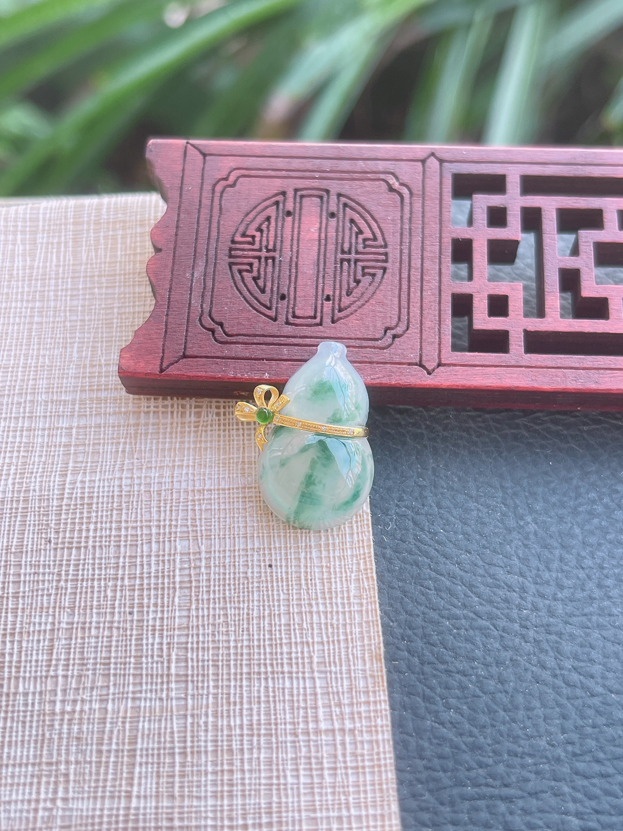 天然缅甸翡翠A货.冰润胶感飘花灵动葫芦吊坠.尺寸22.7-13.9-5.7