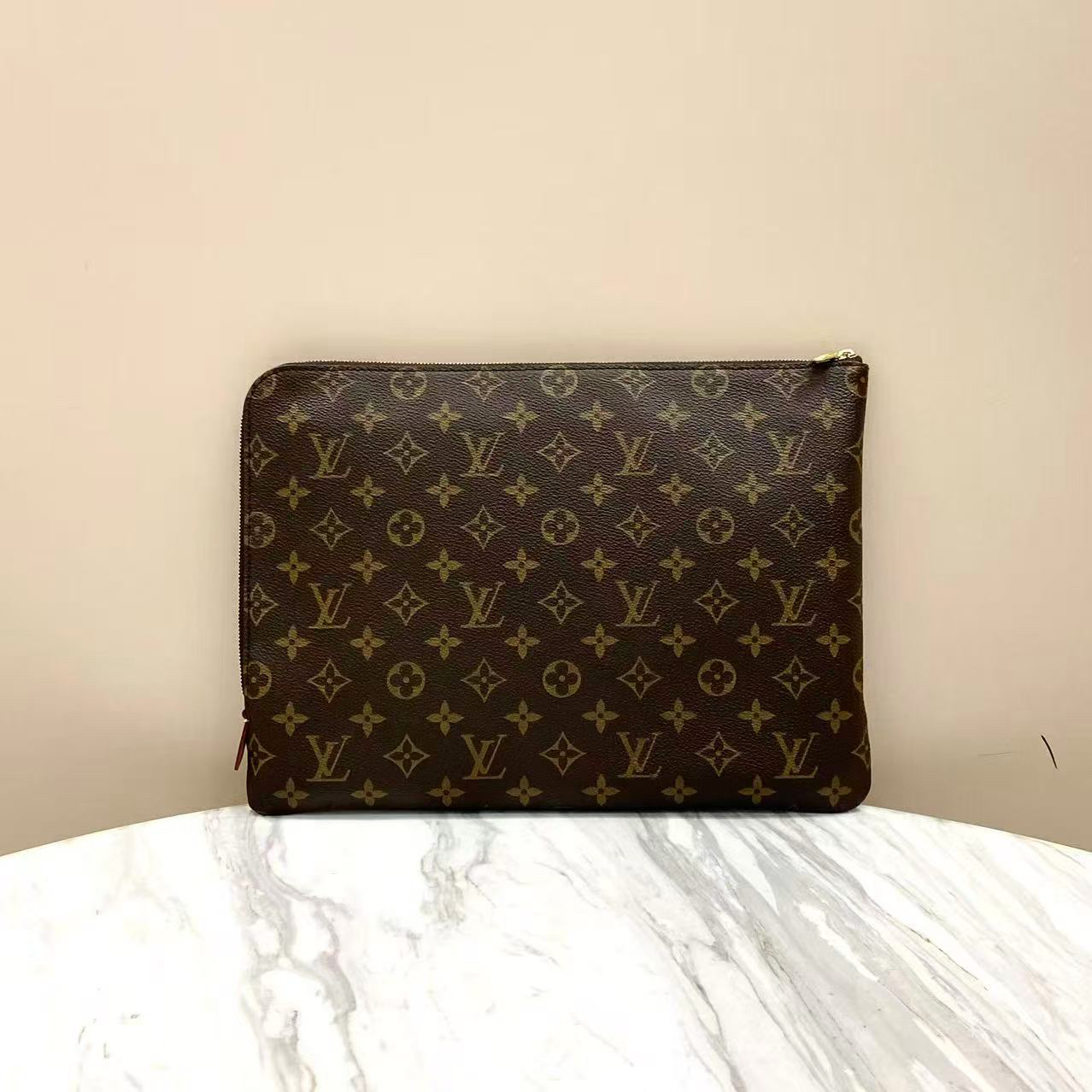 99新 LouisVuitton/路易威登 98新 Lv老花手拿包 约33*24  