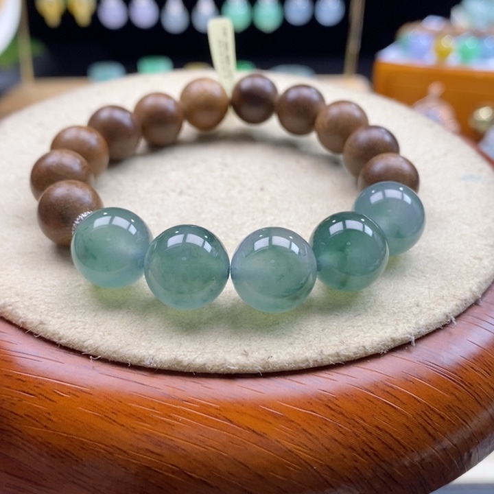 沉香木手串翡翠冰蓝飘花手串