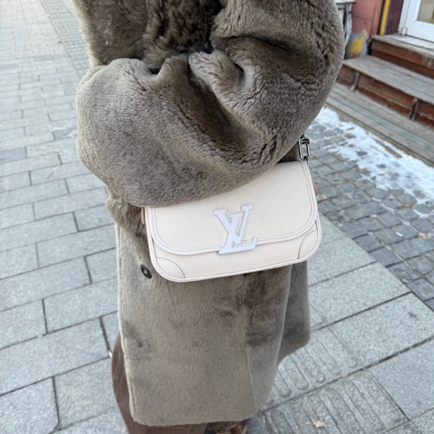 95新 LouisVuitton/路易威登 Lv奶昔白Buci法棍包水波纹（芯片款）