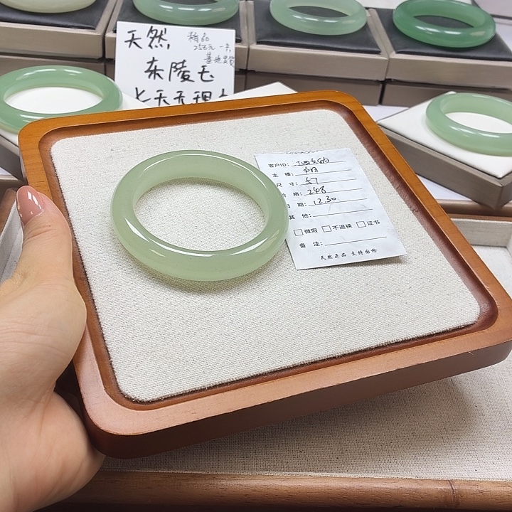 江***的石英质玉未镶嵌手镯