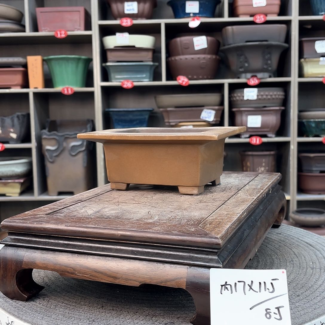 紫砂花盆?**?紫砂的颜色很好看