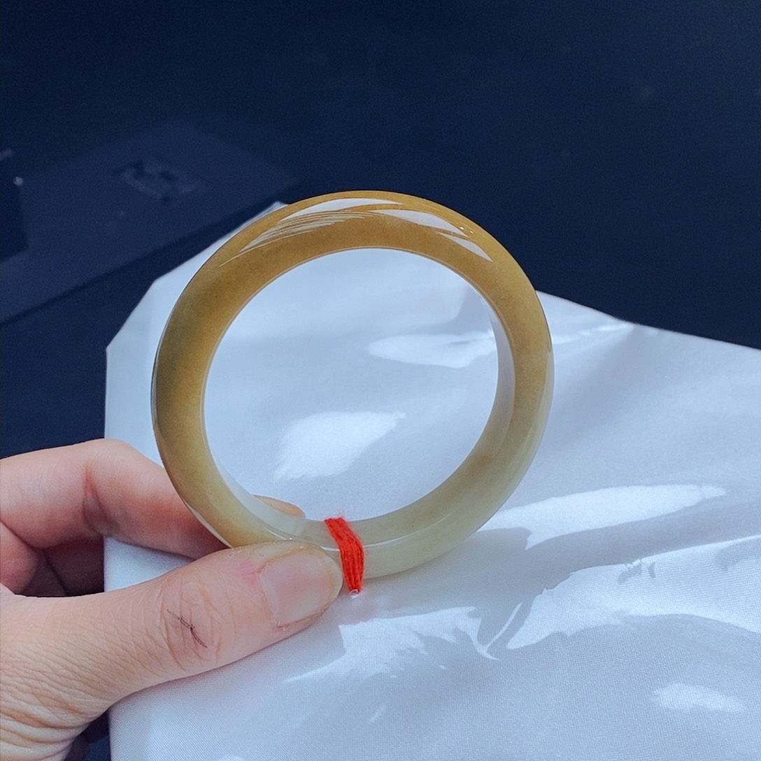 翡翠手镯未镶嵌翡翠