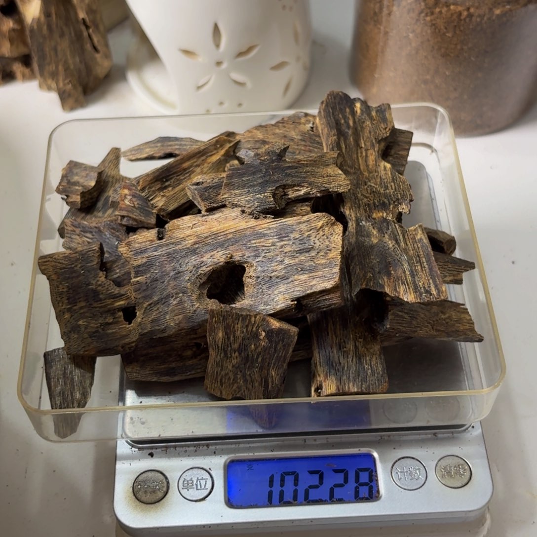 皮***滑沉香沉香碎屑透顶绿102克