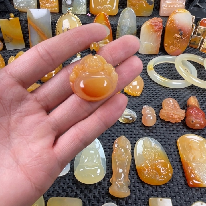 余***念石英质玉（黄龙玉）未镶嵌颈饰