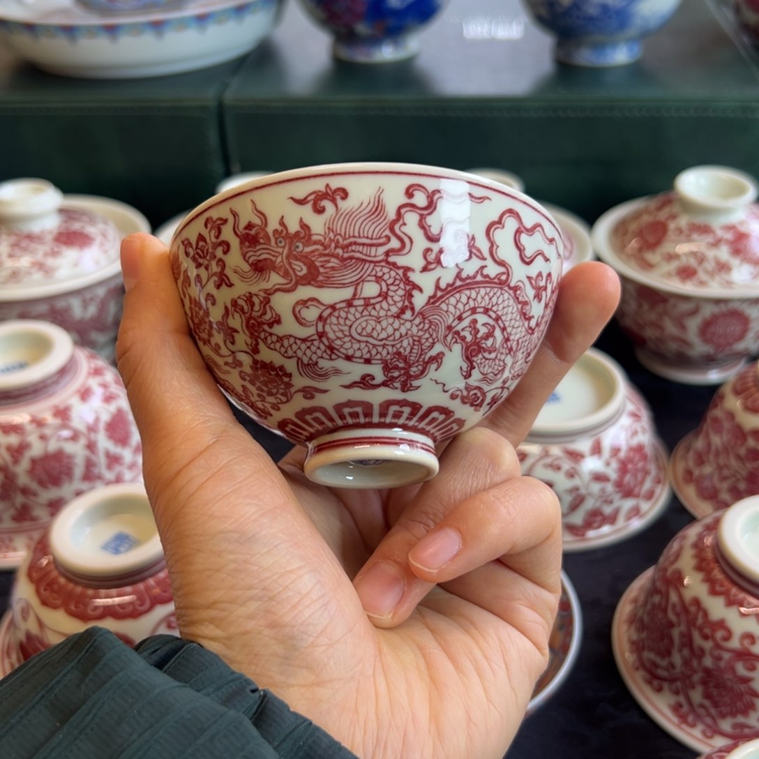 H正绎堂釉里红双龙鸡心杯