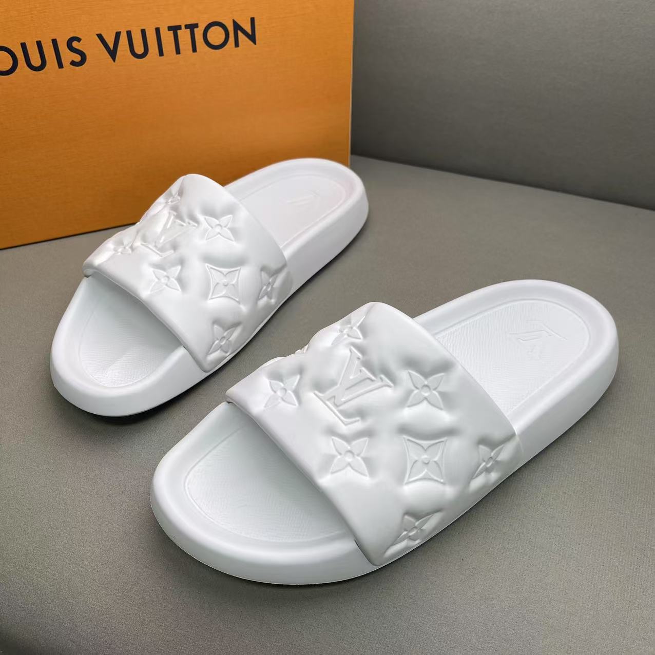 全新未使用 LouisVuitton/路易威登 白色浮雕老花休闲拖鞋 41码