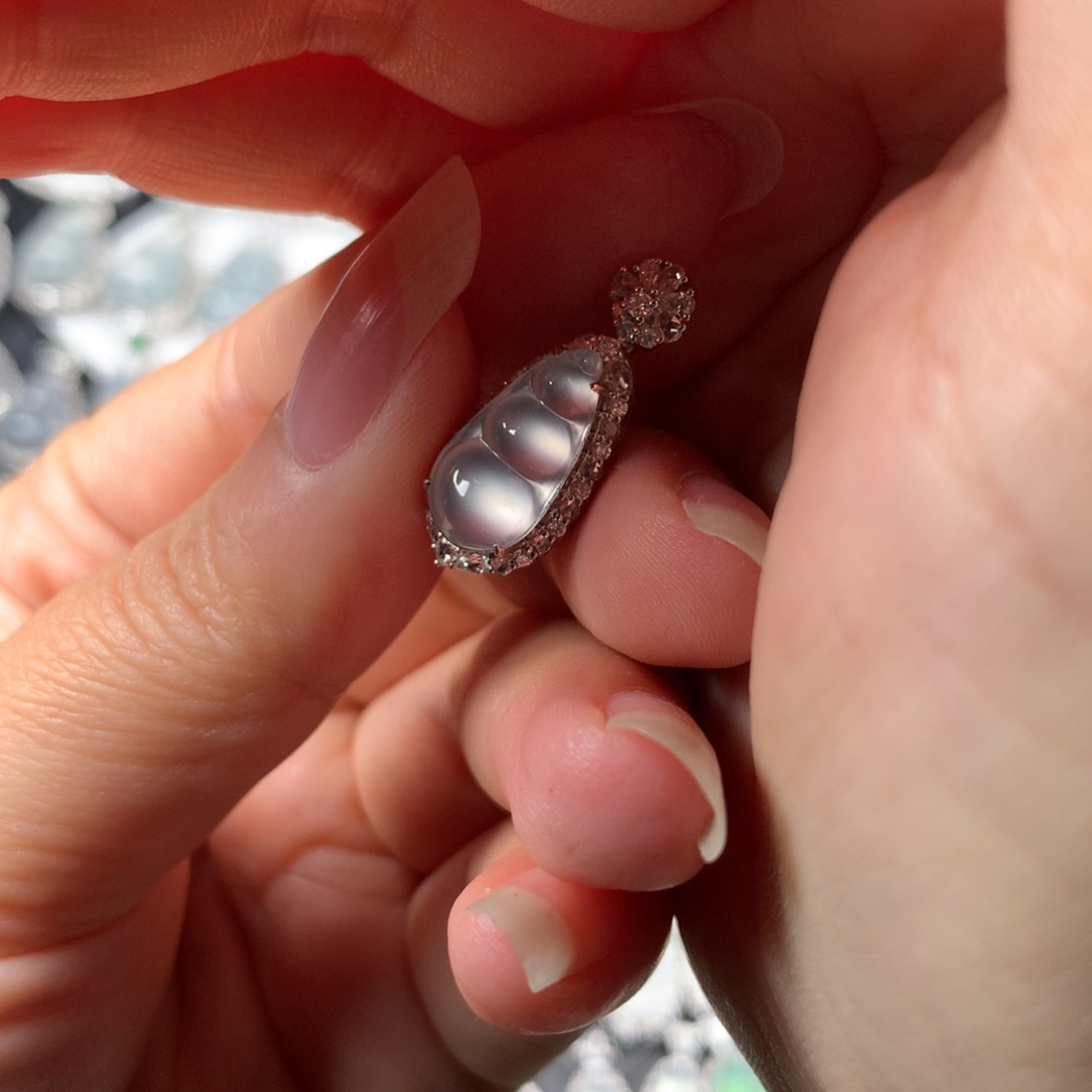 颈饰18K金镶嵌翡翠毕业玻璃豆