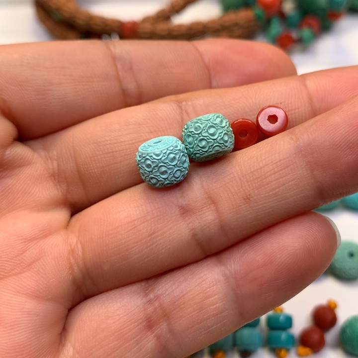 绿松石未镶嵌颈饰吴*谓