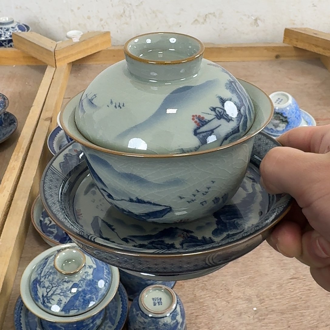 青花山水大高足盖碗微瑕