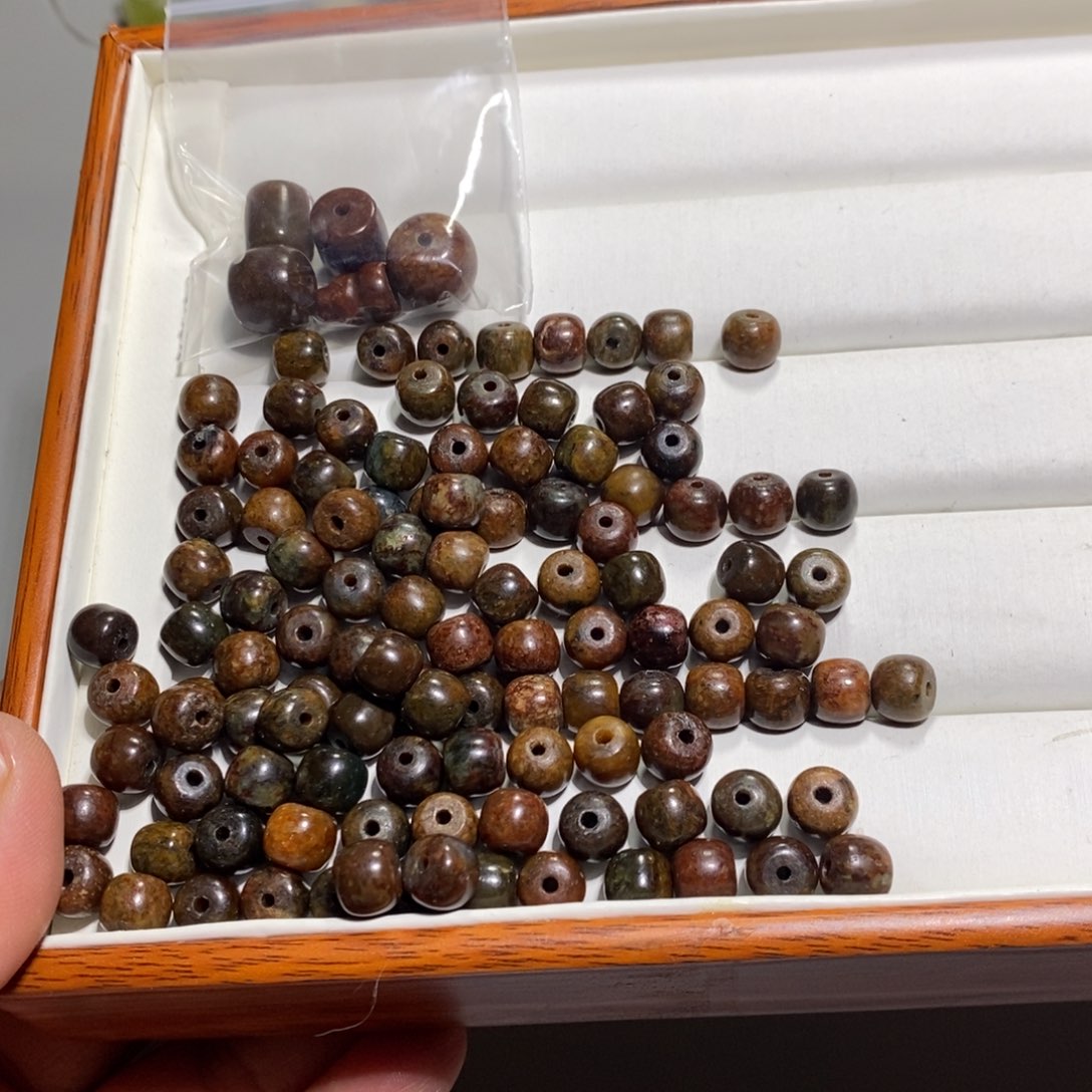 岫岩河磨玉（透闪石质玉）未镶嵌颈饰布*