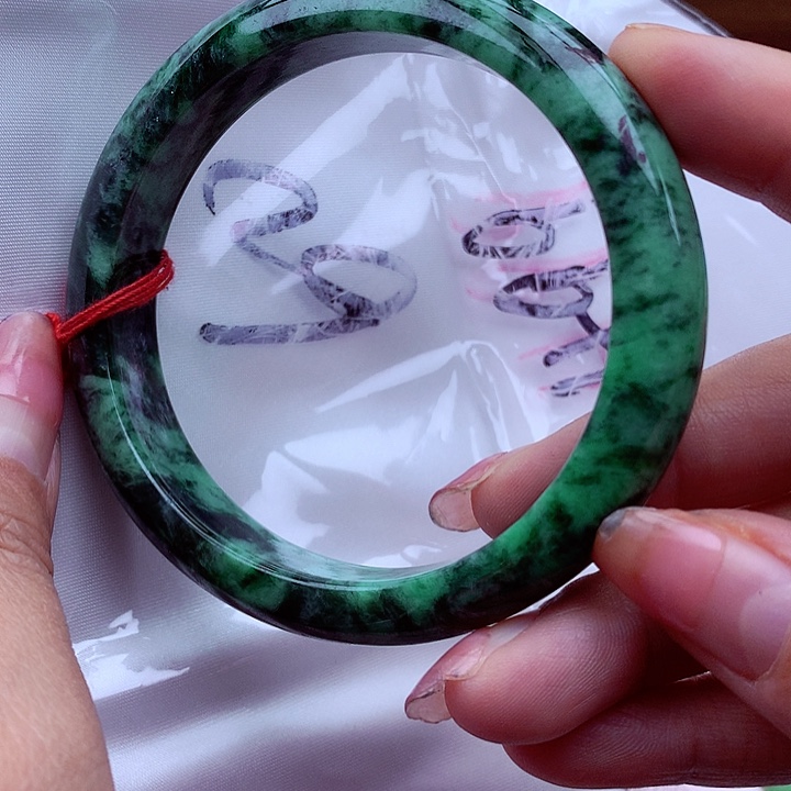 翡翠手镯未镶嵌翡翠