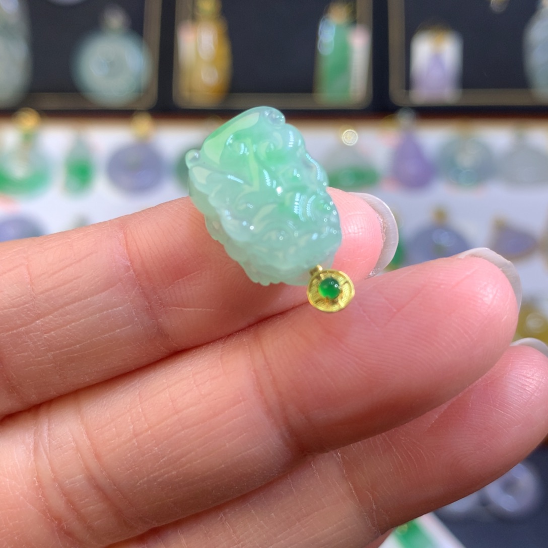 翡翠18K金镶嵌颈饰