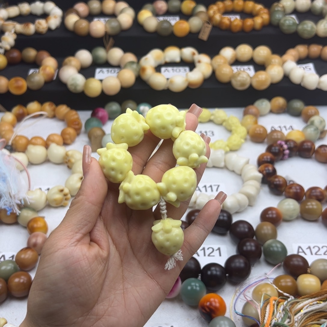 白玉菩提吊坠草莓