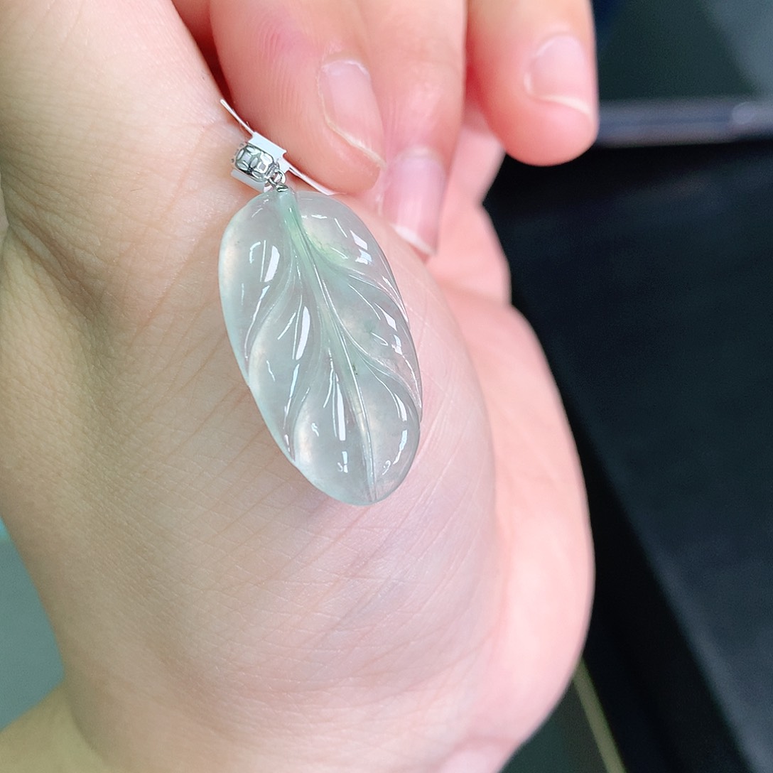 翡翠颈饰18K金镶嵌冰胶芭蕉叶