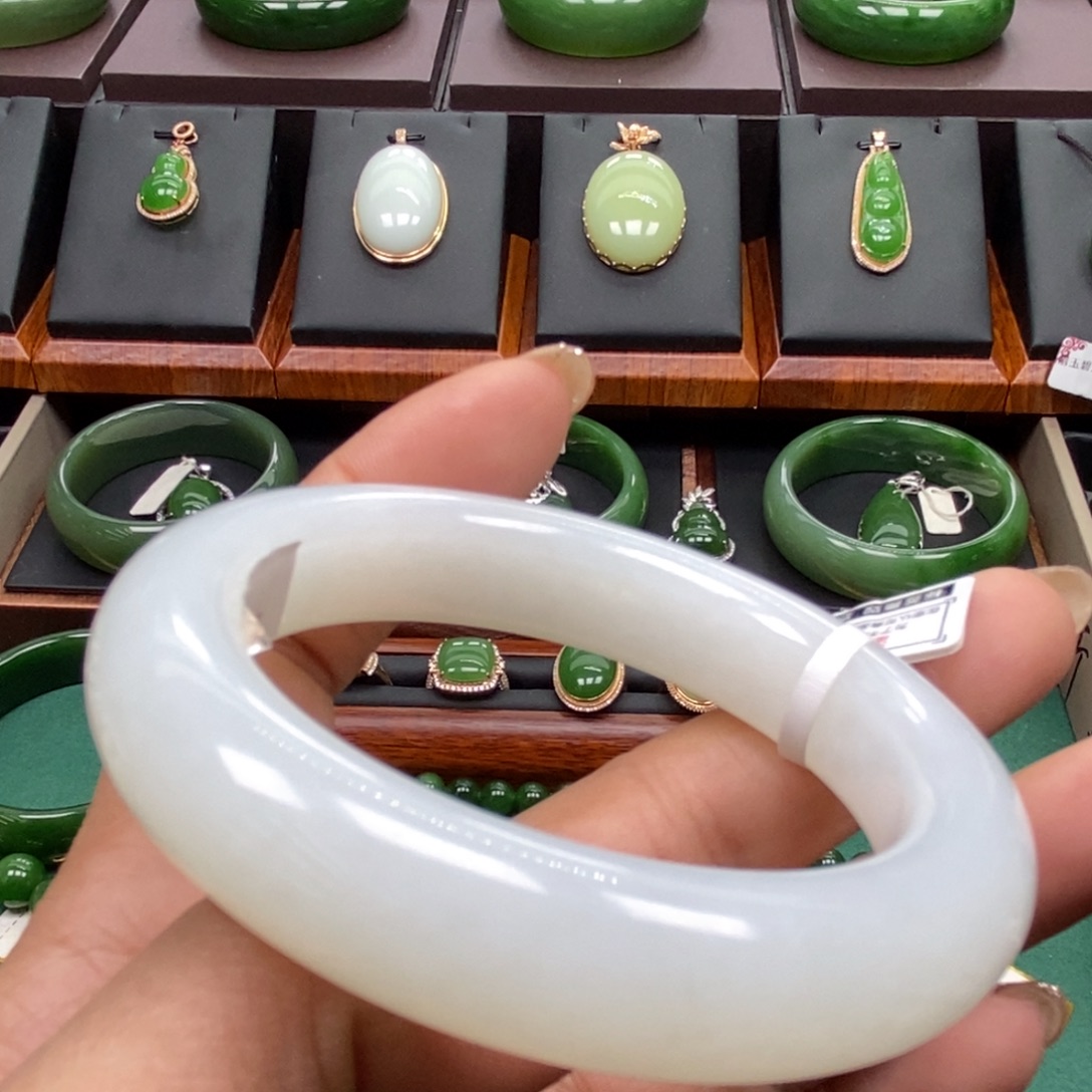 和田玉未镶嵌手镯