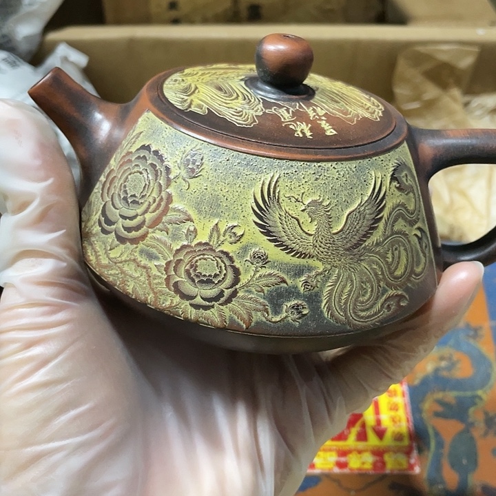 茶壶紫砂原矿泥料手工制作的一把紫砂壶。