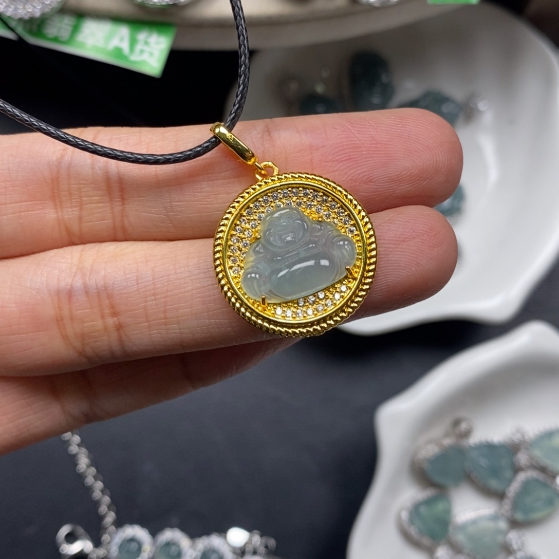 翡翠颈饰未镶嵌翡翠