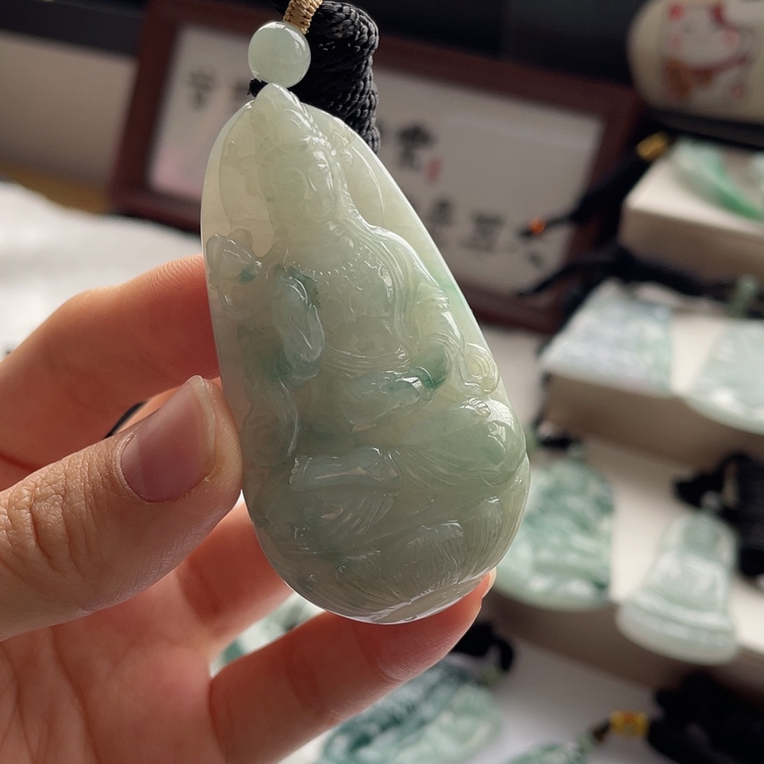 翡翠未镶嵌颈饰观音