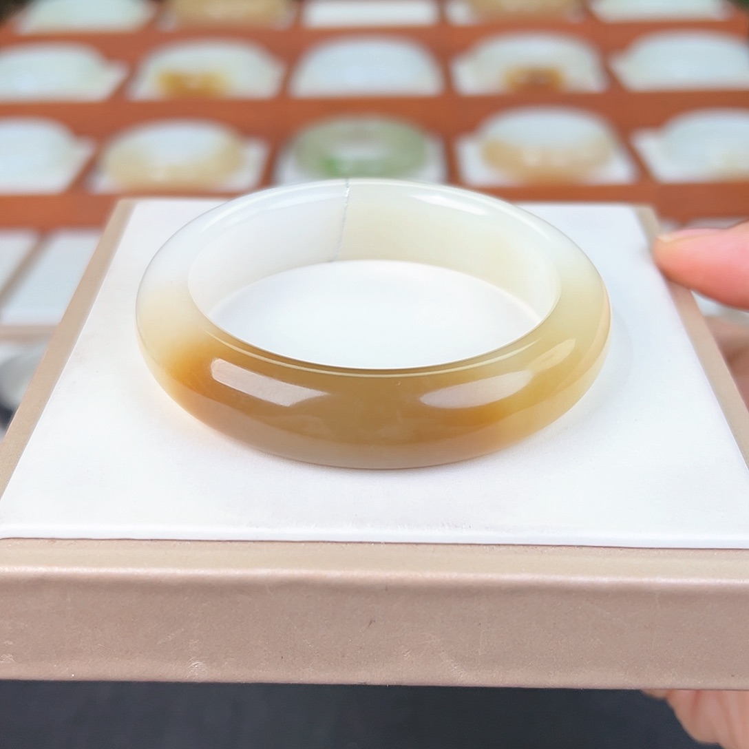 和田玉手镯未镶嵌和田玉糖白手镯