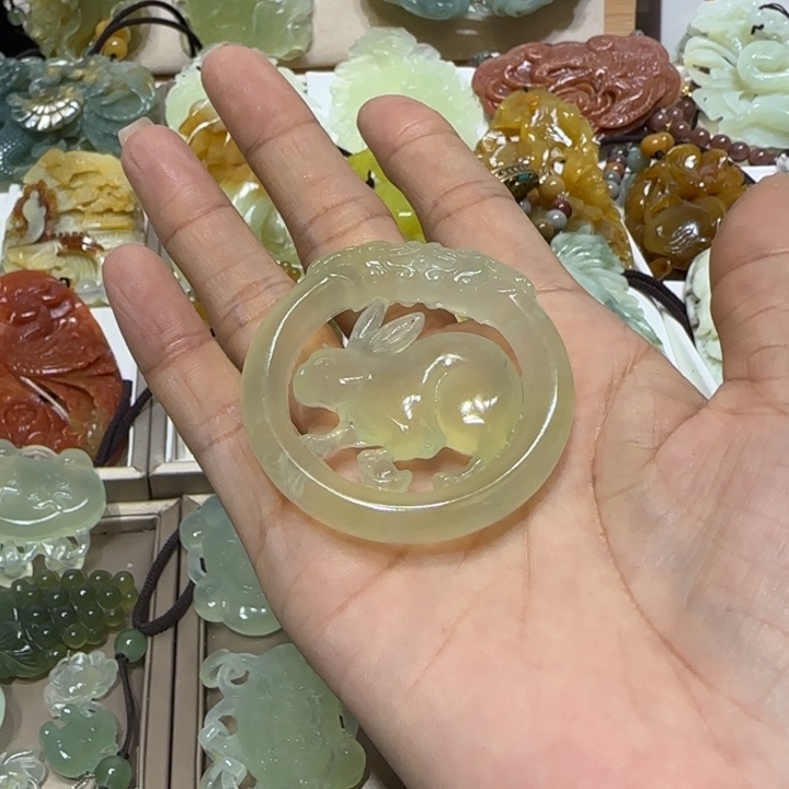 蛇纹石玉吊坠未镶嵌四**奶