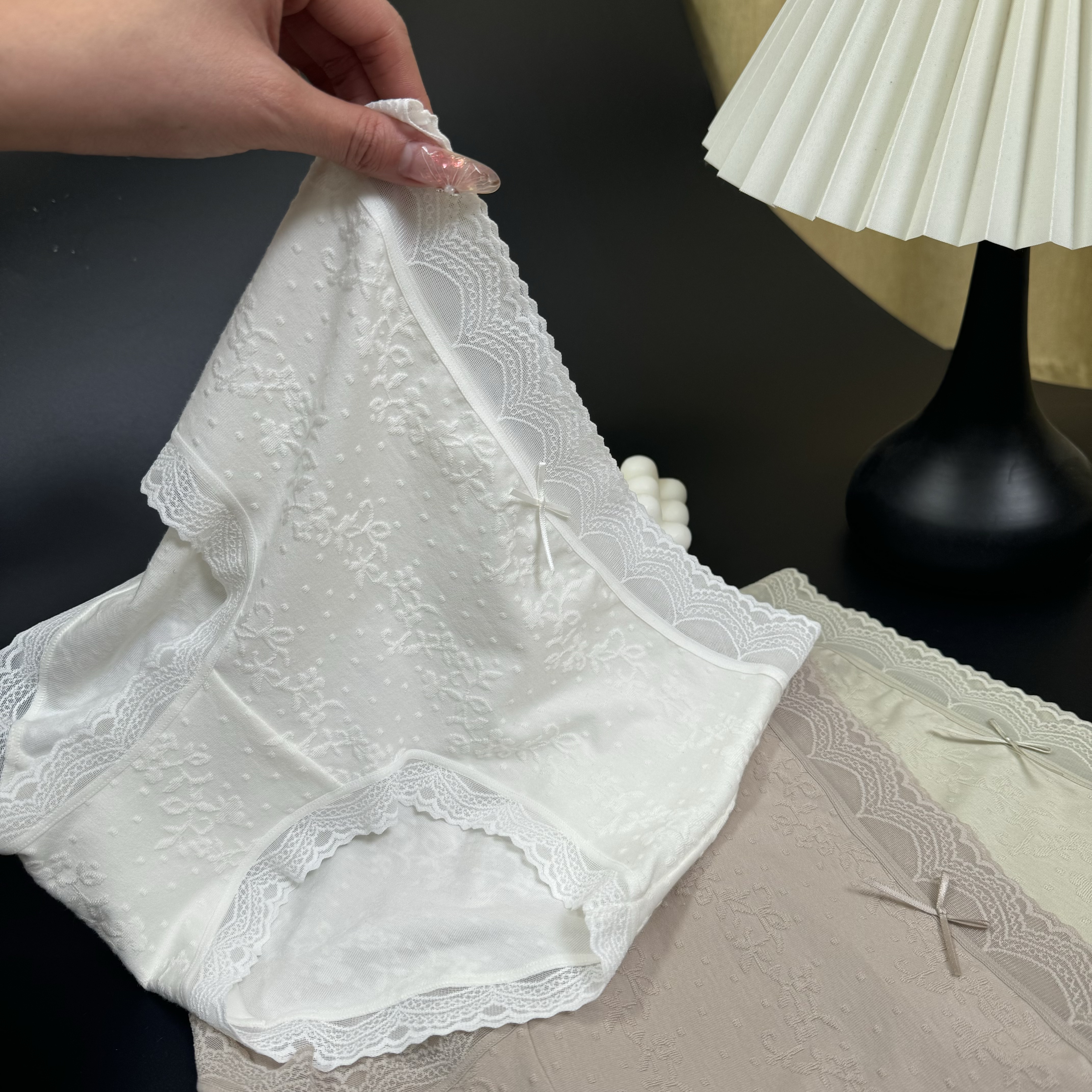 2025年新款法式氛围感泡泡浮雕蕾丝女内裤中高腰F010