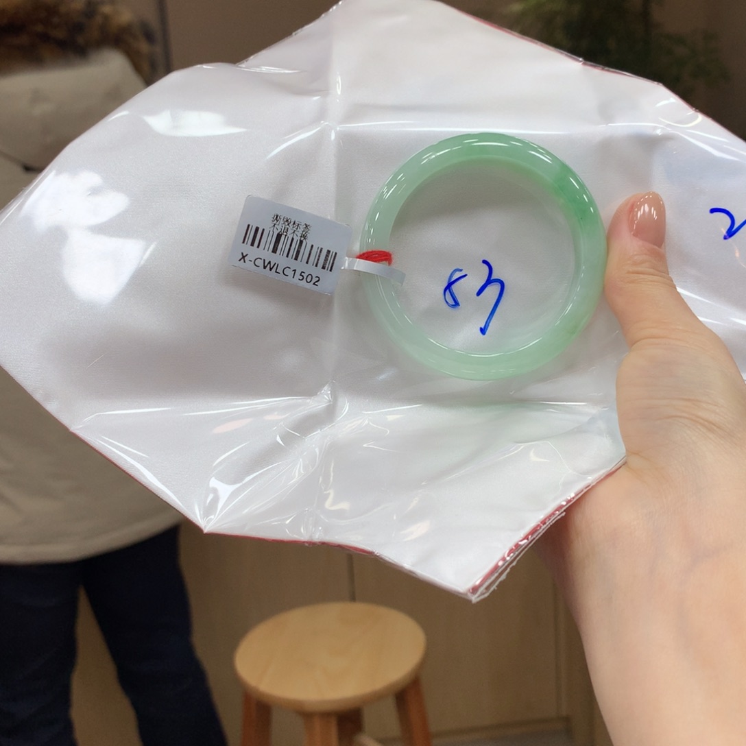 翡翠手镯未镶嵌不退不换