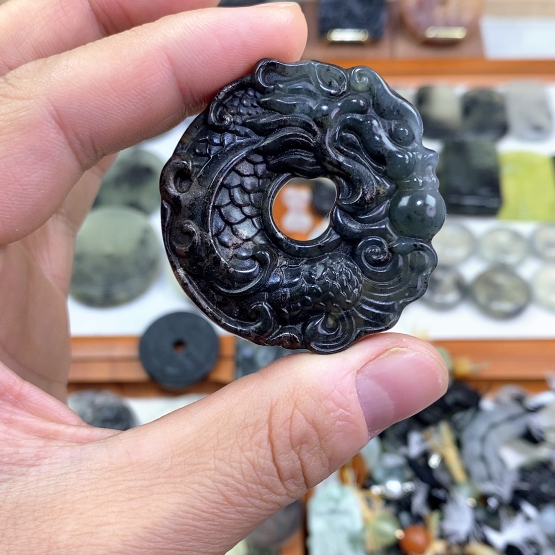 岫玉未镶嵌颈饰洒金皮龙鱼吊坠