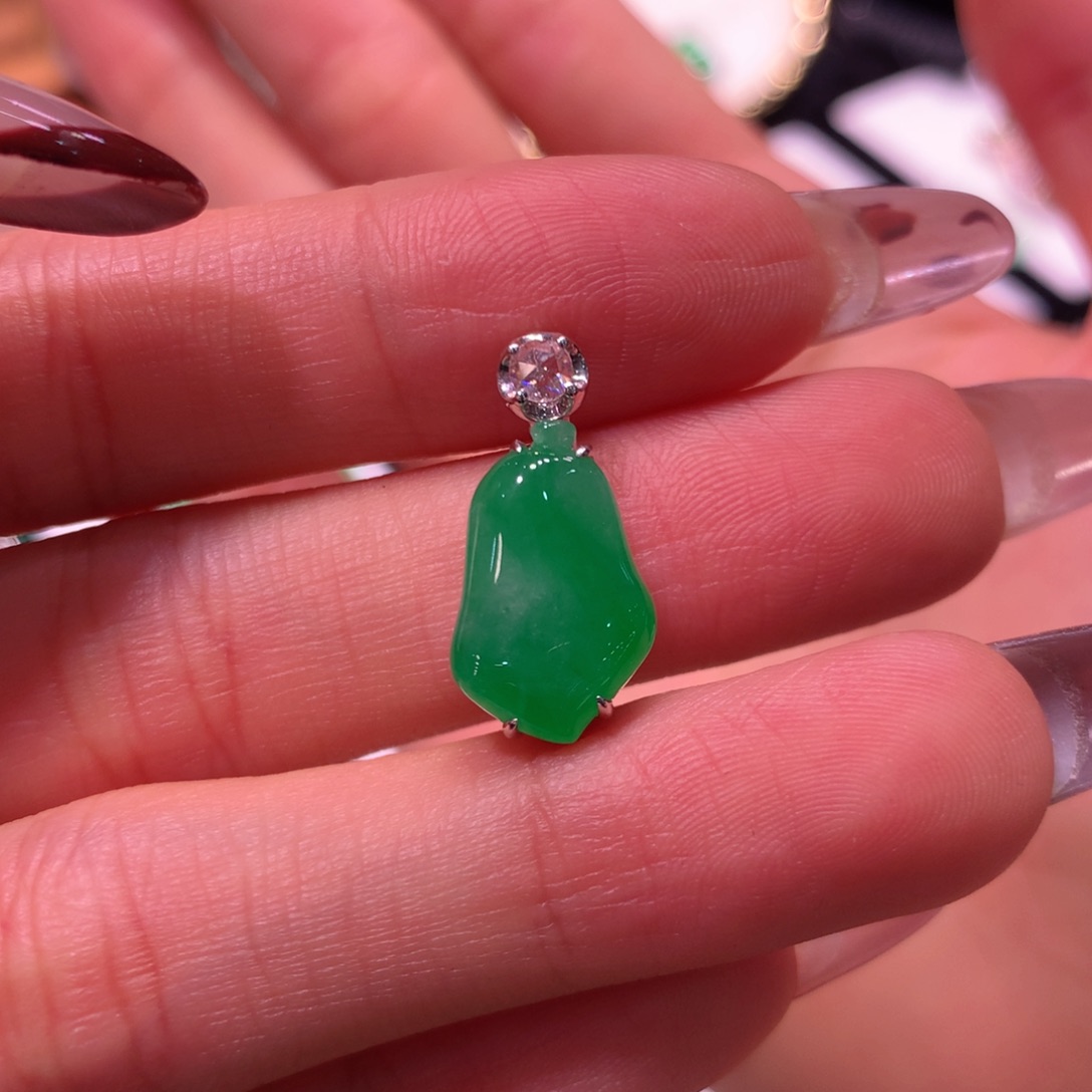 颈饰18K金镶嵌翡翠