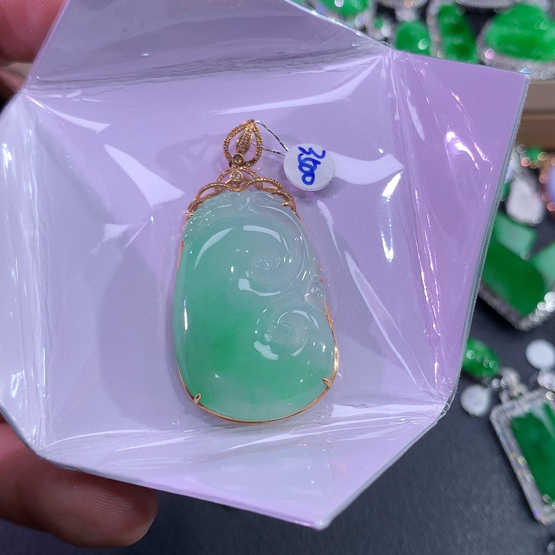 翡翠吊坠(赠链)18K金镶嵌