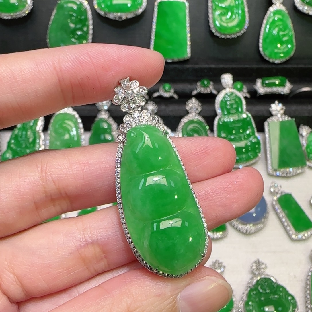 K***宝翡翠18K金镶嵌颈饰