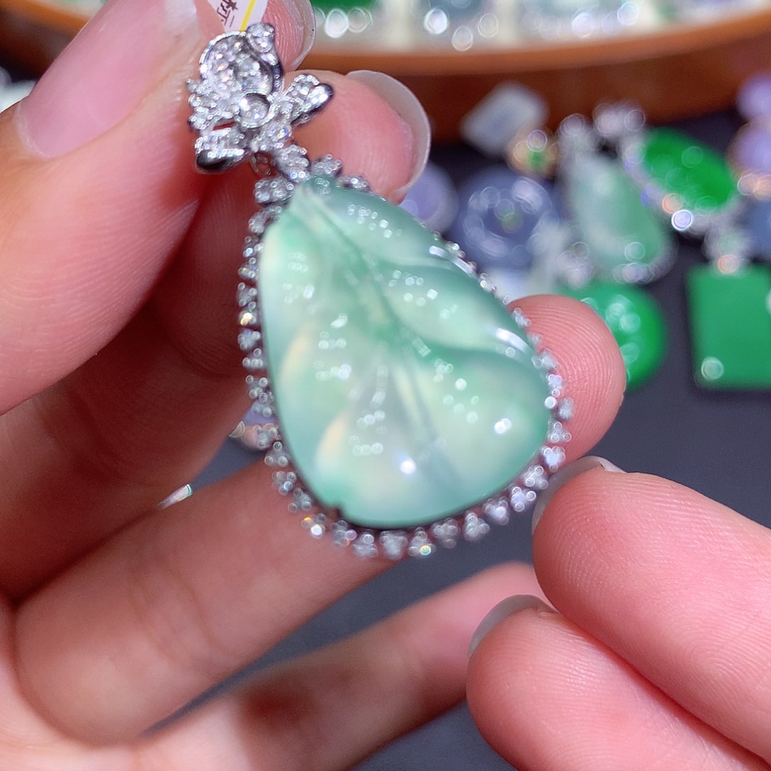 翡翠吊坠(不含链)18K金镶嵌