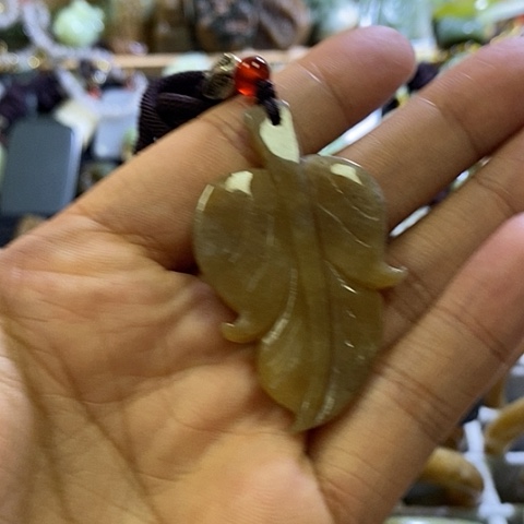 和田玉未镶嵌颈饰一个