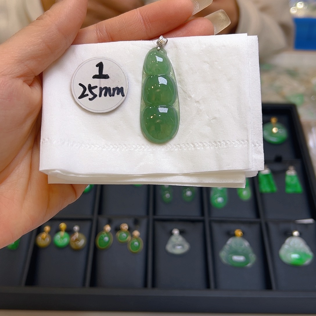 翡翠颈饰18K金镶嵌翡翠