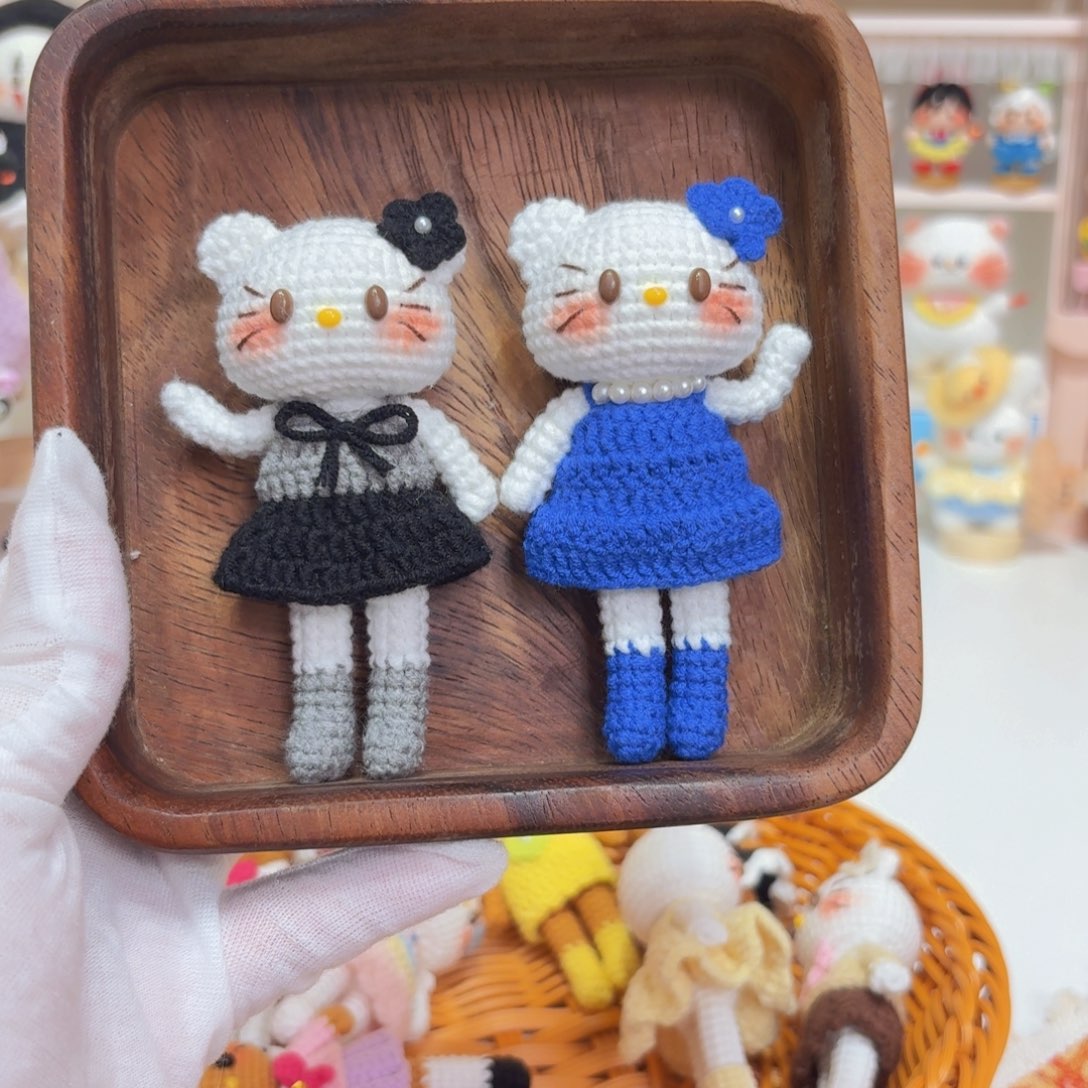 针织品两个包挂KT