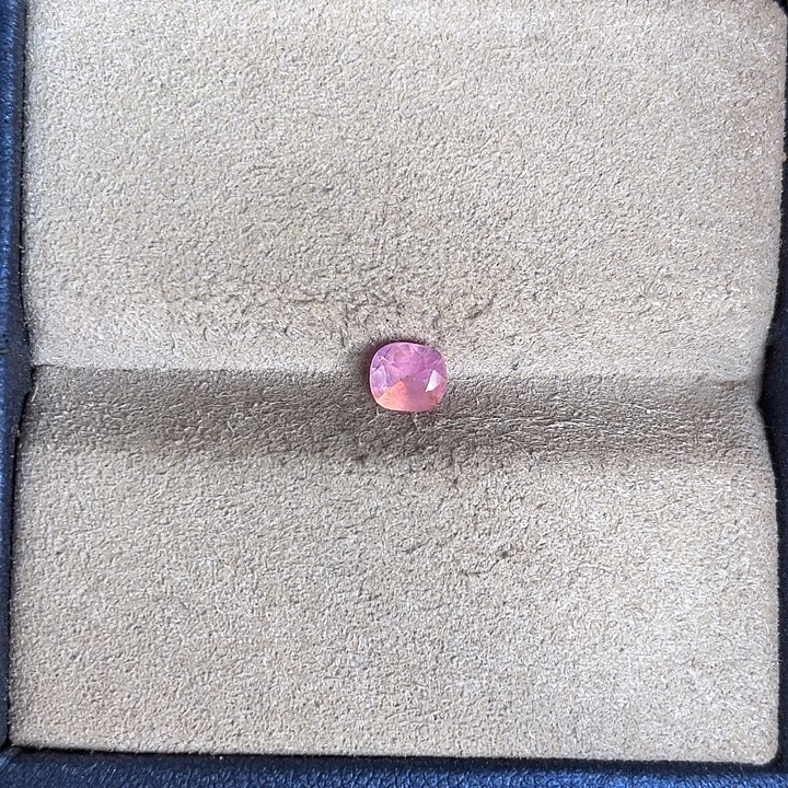 定制蓝宝石未镶嵌裸石0.8克拉